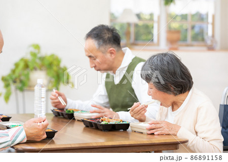 老人ホームの昼食イメージ 86891158