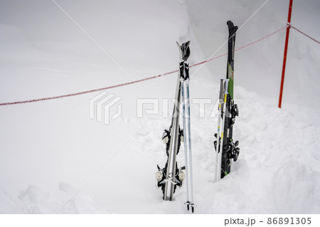 雪に刺したスキー板とストック 山形県山形市の写真素材 雪に刺したスキー板とストック 山形県山形市の写真素材