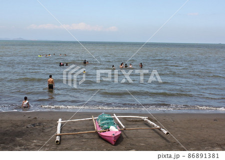 海水浴場に佇むピンクの手漕ぎボート 海水浴場に佇むピンクの手漕ぎボート 86891381