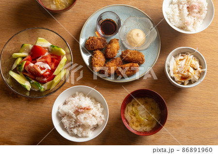 カキフライと梅干しごはんの食卓 カキフライと梅干しごはんの食卓 86891960