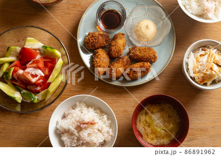 牡蠣フライと梅干しごはんの食卓 牡蠣フライと梅干しごはんの食卓 86891962