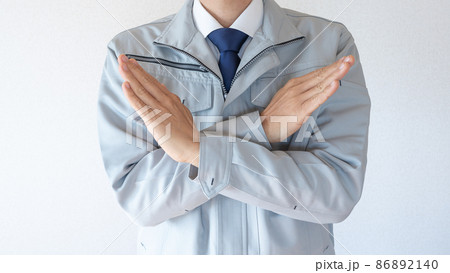 NGポーズ・作業服にネクタイの男性・建設業イメージ NGポーズ・作業服にネクタイの男性・建設業イメージ 86892140