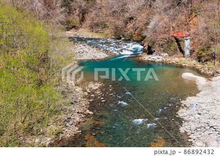 北海道白老町、芽吹き始めた春の白老川【5月】 北海道白老町、芽吹き始めた春の白老川【5月】 86892432