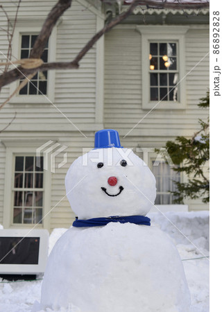 札幌市時計台前の雪だるま 86892828