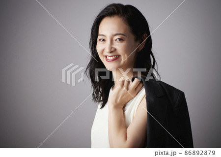 ビューティ　笑顔のミドル女性 86892879