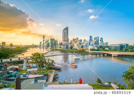 Brisbane city skyline and Brisbane river at twilight 86893319