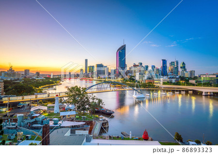 Brisbane city skyline and Brisbane river at twilight Brisbane city skyline and Brisbane river at twilight 86893323