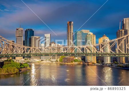Brisbane city skyline and Brisbane river 86893325