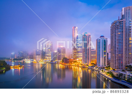 Brisbane city skyline and Brisbane river at twilight 86893328