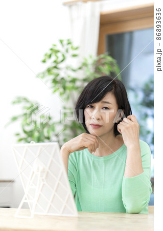 体調不良のミドル女性 86893636