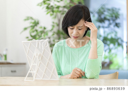 体調不良のミドル女性 86893639