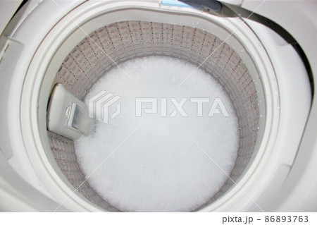 洗濯機と泡　洗剤の泡 86893763