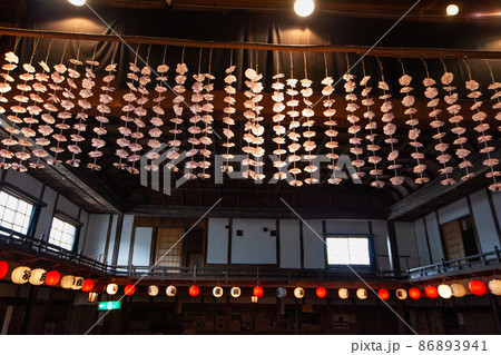 上下町の歴史的建物の翁座です。大正時代の雰囲気をそのまま見せてくれます。 86893941