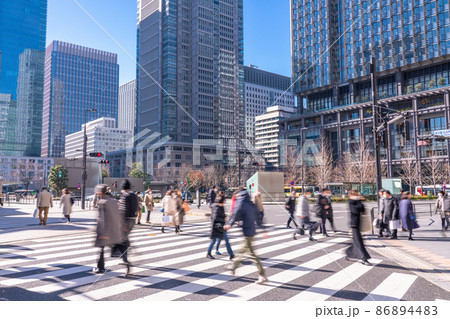 《東京都》丸の内ビジネス街・出勤する人々 86894483
