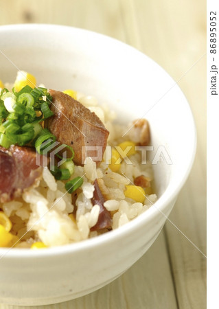 焼き鳥とトウモロコシを使用した炊き込みご飯 86895052