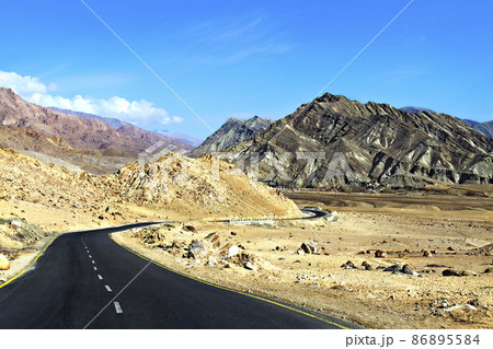India, the Himalayas, Ladakh, mountain road, the pass 86895584