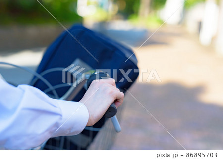 自転車を押して通学する女子高校生　登下校通学　顔無し 86895703