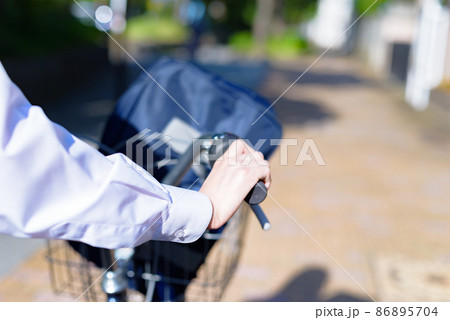 自転車を押して通学する女子高校生 登下校通学 顔無し 自転車を押して通学する女子高校生 登下校通学 顔無し 86895704