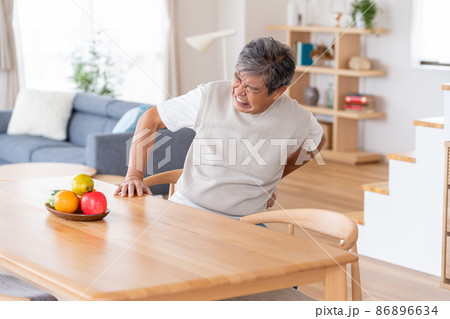 腰痛のシニア男性 腰痛のシニア男性 86896634