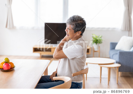 肩こり痛のシニア男性 肩こり痛のシニア男性 86896769