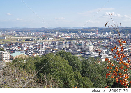 尾関山公園から眺めた三次市の街並の景色 尾関山公園から眺めた三次市の街並の景色 86897176