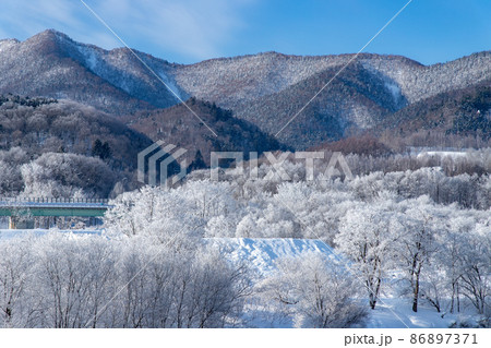 北海道冬の風景　富良野市の樹氷 86897371