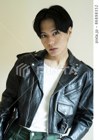 かっこいい男性のファッションポートレート かっこいい男性のファッションポートレート 86898352