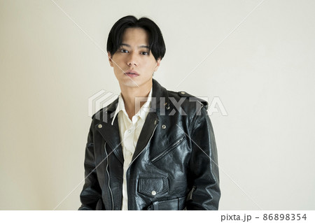 かっこいい男性のファッションポートレート 86898354