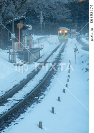 樹氷の高科駅に到着する樽見鉄道の列車 樹氷の高科駅に到着する樽見鉄道の列車 86898574