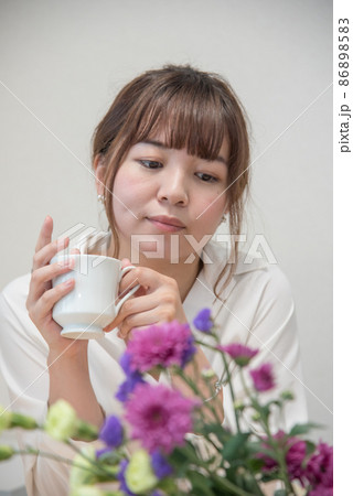 ティータイムを楽しむ女性 86898583