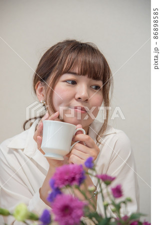 ティータイムを楽しむ女性 86898585