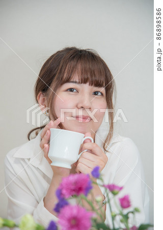 ティータイムを楽しむ女性 86898586