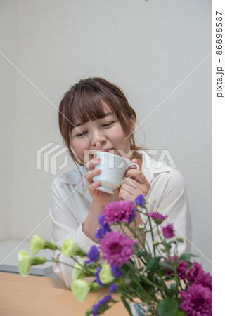 ティータイムを楽しむ女性 86898587