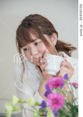 ティータイムを楽しむ女性 86898588