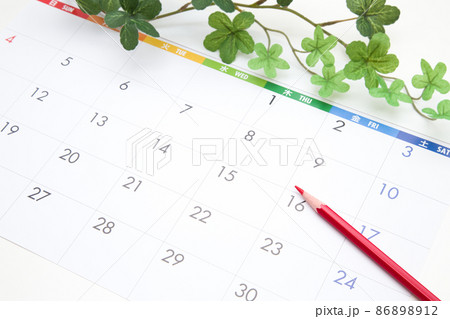 カレンダーと赤鉛筆 カレンダーと赤鉛筆 86898912