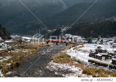 残雪の鉄橋を行くローカル線 残雪の鉄橋を行くローカル線 86898962