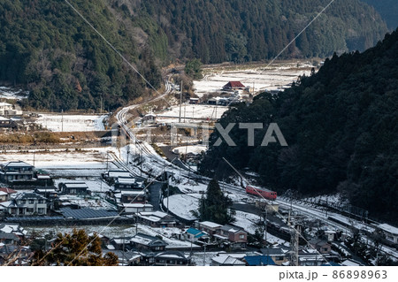 残雪の里山を行くローカル線 残雪の里山を行くローカル線 86898963