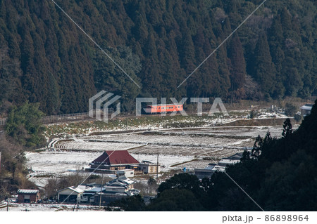 残雪の山あいを行くローカル線 残雪の山あいを行くローカル線 86898964