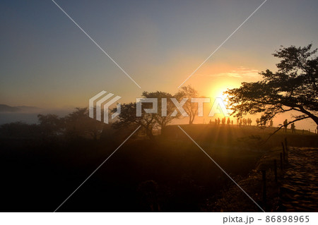 竹田城跡の日の出 86898965