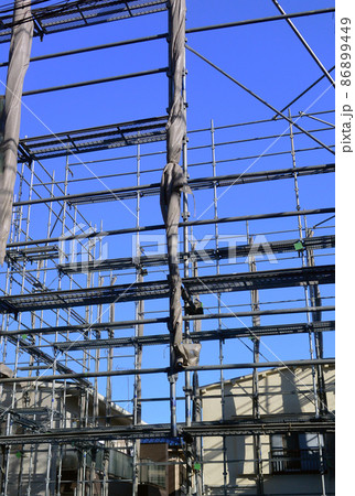 戸建て住宅の立ち上げ時点：足場を組んで一番神経を使うステップ 86899449