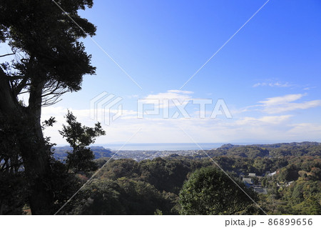 勝上山から見た鎌倉の街並みと湘南の海 86899656