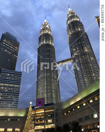 クアラルンプールのペトロナスツインタワーの夜景 クアラルンプールのペトロナスツインタワーの夜景 86899756