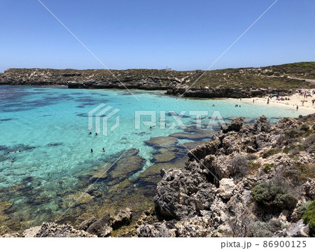 パースのロットネスト島ビーチ 86900125