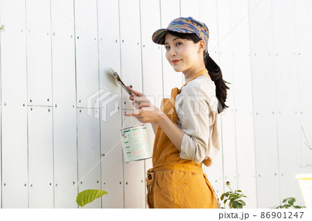 壁にペンキを塗る女性 86901247