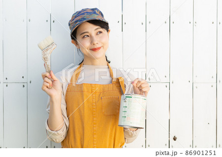壁にペンキを塗る女性 86901251