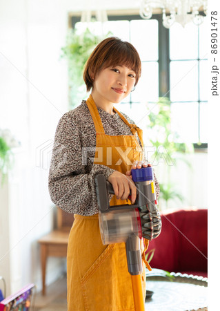 部屋を掃除する若い女性 部屋を掃除する若い女性 86901478