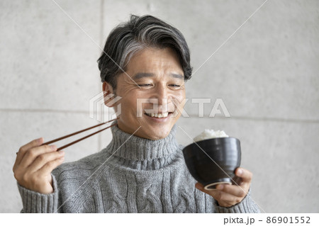 ごはんを食べる50代の男性 ごはんを食べる50代の男性 86901552