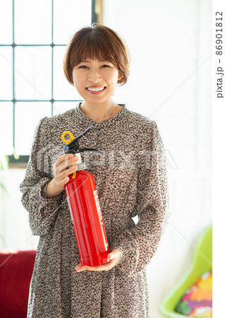 消火器を持つ女性 消火器を持つ女性 86901812