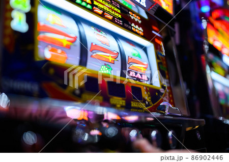 スロットマシンを遊戯する手元【777揃う】 スロットマシンを遊戯する手元【777揃う】 86902446