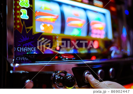 スロットマシンを遊戯する手元【777揃う】 スロットマシンを遊戯する手元【777揃う】 86902447